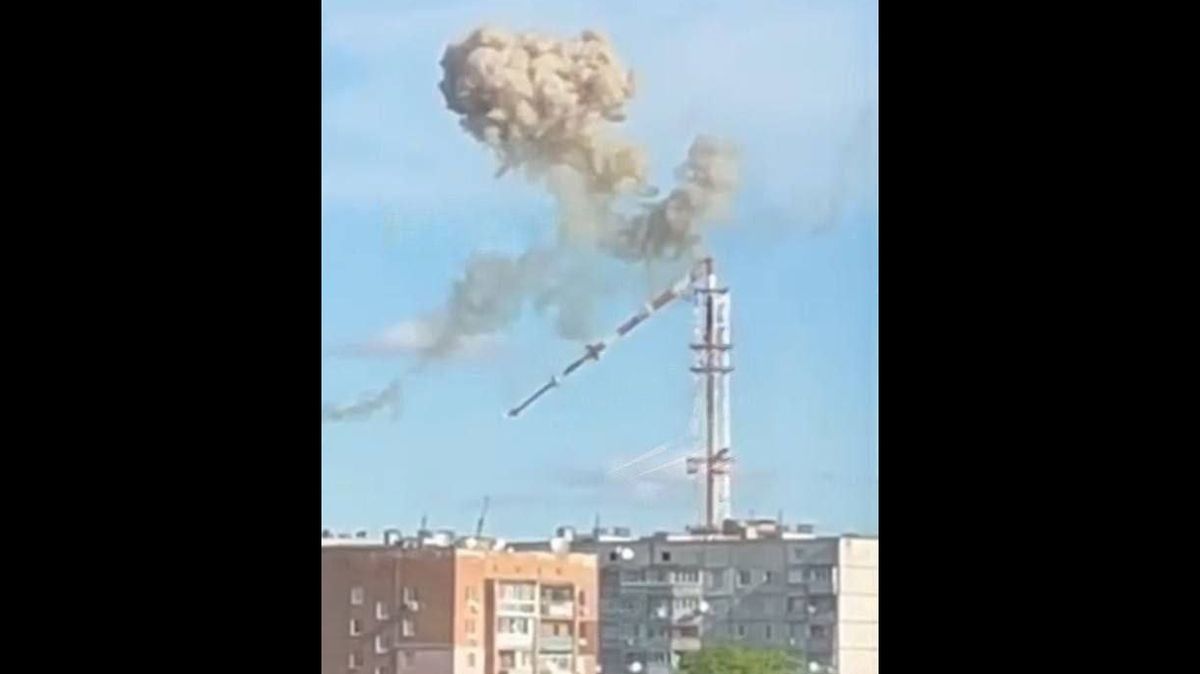 Rusové ustřelili třetinu televizní věže v Charkově
